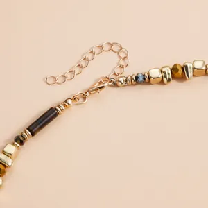 Detailansicht einer böhmischen Perlenkette mit Karabinerverschluss und Goldkette.