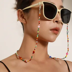 Detailansicht einer bunten handgefertigten Brillenkette an einer stilvollen Sonnenbrille