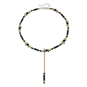 Nahaufnahme einer böhmischen Y-Halskette mit eleganten schwarzen und goldenen Perlen