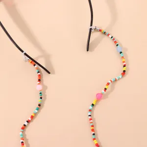 Detailaufnahme einer bunten Brillenkette aus Perlen mit sicheren Silikonschlaufen.