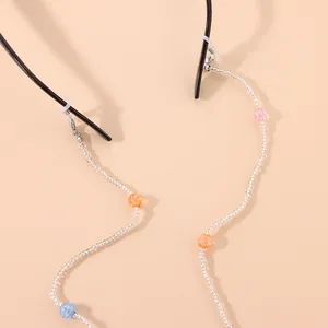 Dettaglio catena per occhiali fatta a mano con perline trasparenti e perle colorate