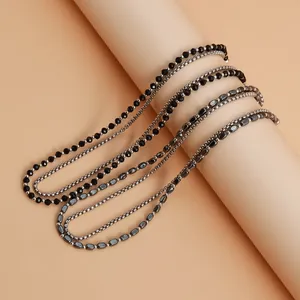 Dettaglio della collana a due strati in ematite con finitura metallica e perle nere