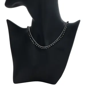Vista dettagliata di una collana a due strati in ematite su un busto per gioielli nero.