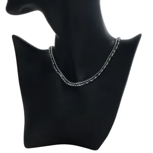 Vista dettagliata di una collana di perle di ematite a doppio strato su manichino nero