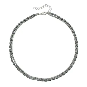 Elegante collana a doppio strato con perline metalliche argentate e pietre di ematite scura