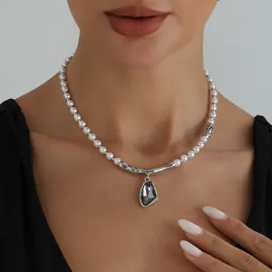Elegante collar de perlas barrocas con colgante de cristal negro facetado en modelo