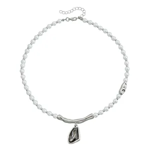 Elegante collar de perlas barrocas con un refinado colgante de cristal gris oscuro