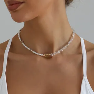 Elegante gargantilla con perlas barrocas y cristales, presentada sobre el cuello de una modelo.