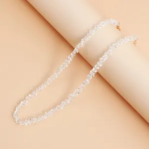 Vista detallada de cuentas de cristal facetado transparente en un collar de moda hecho a mano