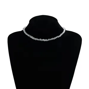 Primer plano de un collar de cuentas de cristal brillante en un busto de maniquí negro