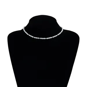 Vista detallada del collar de perlas barrocas hecho a mano con cuentas doradas
