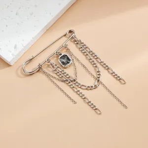 Detail van vierkante zwarte glazen edelsteen en meerstrengse zilverkleurige kettingen