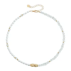Elegante collar hecho a mano con perlas barrocas, cristales transparentes y detalles dorados