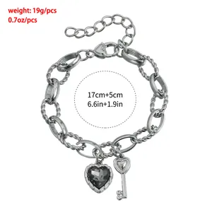 Vista detallada de una pulsera de plata con corazón y llave con especificaciones de peso