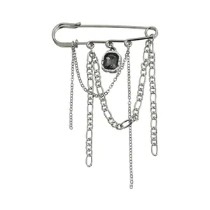 Elegante zilveren veiligheidsspeld broche met kettingen en zwarte glazen steen