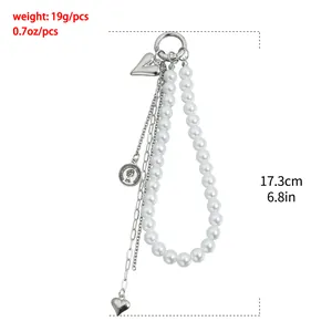 Llavero de cadena de perlas con colgantes de moneda y corazón detalle longitud 17,3 cm