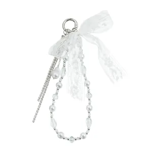 Elegante llavero con lazo de encaje blanco, perlas y cadena de cristal con diamantes.