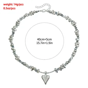 Collier cœur à perles argentées avec détails en cristal et dimensions