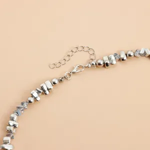 Gros plan d'un collier de perles argentées avec fermoir mousqueton et rallonge