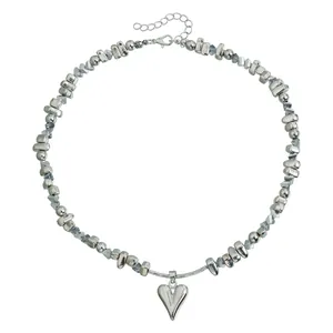 Collier ras du cou élégant en perles argentées avec pendentif en forme de cœur pour femme