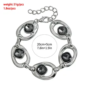Collana a catena d'argento esagerata con dettagli in cristallo nero e dimensioni