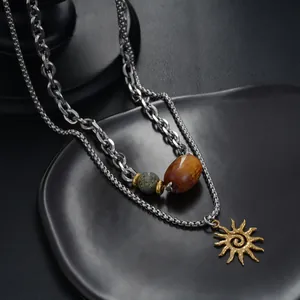 Détail macro d'un collier double couche élégant avec pendentif soleil et perles décoratives