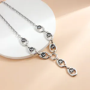 Vista dettagliata della collana a Y in tonalità argento con pietre di cristallo grigio scuro