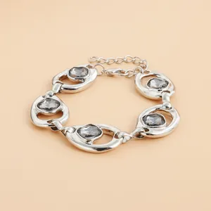 Bracciale a catena d'argento con pietre grigio scuro irregolari per abiti da sera