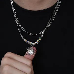 Gros plan d'un collier à double épaisseur avec pendentif soleil et perles colorées