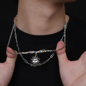 Détail du pendentif visage de soleil sur un collier en argent à double épaisseur