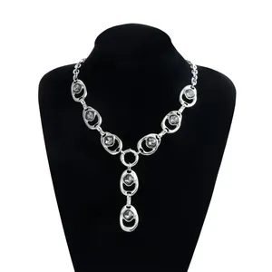 Primo piano di una collana a Y argentata esagerata con eleganti cristalli scuri.