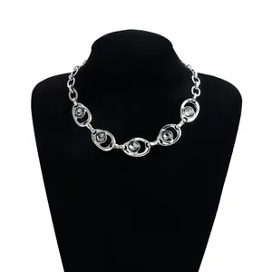 Dettaglio di una collana esagerata con diamanti neri irregolari in stile heavy metal