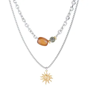 Collier double couche argenté avec un pendentif tournesol doré et des perles colorées