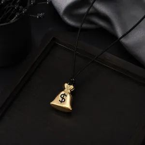 Detailopname van een gouden geldzak hanger ketting op een donker houten dienblad