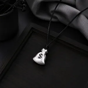 Gedetailleerde close-up van hiphop geldzak hanger ketting met zilveren dollarteken.
