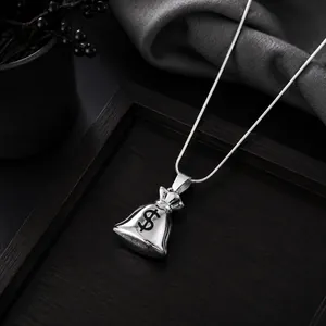 Gedetailleerde weergave van een zilveren hiphop geldtas hanger ketting met dollarteken