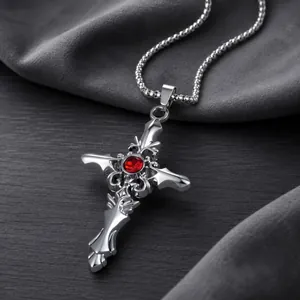 Gothische zilveren kruis ketting met een levendige rode edelsteen voor mannen.
