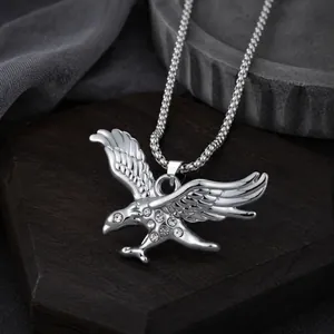 Gedetailleerde close-up van een hiphop zilveren adelaar hanger ketting met kristallen