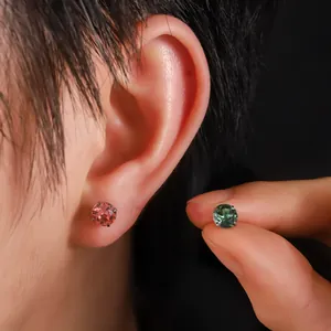 Primer plano de pendientes de titanio F136 con circonitas de corte rosa en rosa y verde
