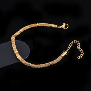 Vue détaillée d'un bracelet en acier titane doré avec maille tissée et joints bambou