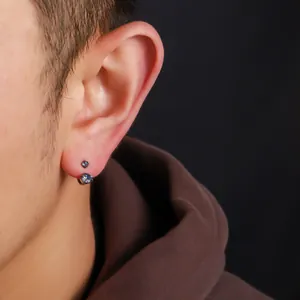Detailansicht eines F136 Titan-Hufeisenrings mit schillernden Kristallen am Herrenohr