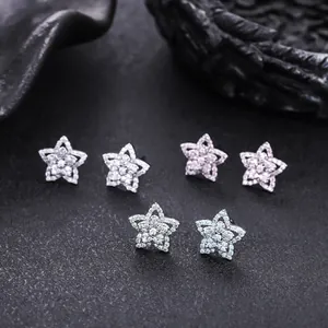 Gros plan détaillé de boucles d'oreilles étoiles scintillantes avec zircons micro-pave.