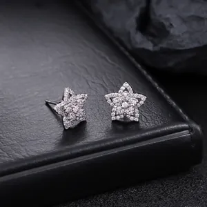 Gros plan de boucles d'oreilles en forme d'étoile pavées de zircons sur cuir noir