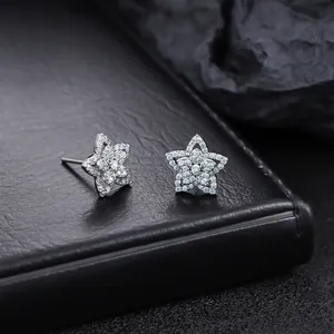 Vue détaillée des boucles d'oreilles étoile en argent pavées de zircons blancs brillants