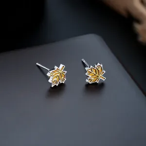Elegantes pendientes de botón con forma de hoja de arce plateada y esmalte amarillo