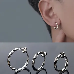 Macro detailweergave van Mobius clip-on oorbellen voor oren zonder gaatjes in zilver.