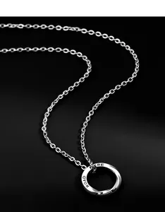Vue détaillée d'un collier anneau de Möbius pour homme en argent avec gravure ROAD