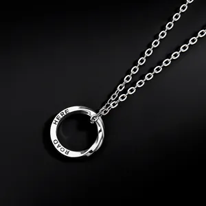Collier pendentif anneau de Möbius en argent minimaliste avec gravure 'HERE ROAD'