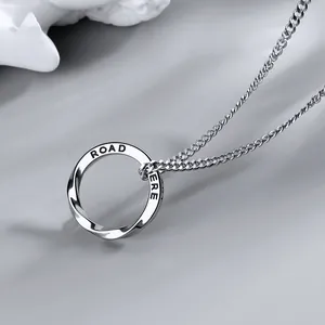 Collier avec pendentif anneau Mobius en argent pour homme, style chic minimaliste