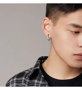 Primer plano de un clip de oreja plateado moderno sin perforación para hombres